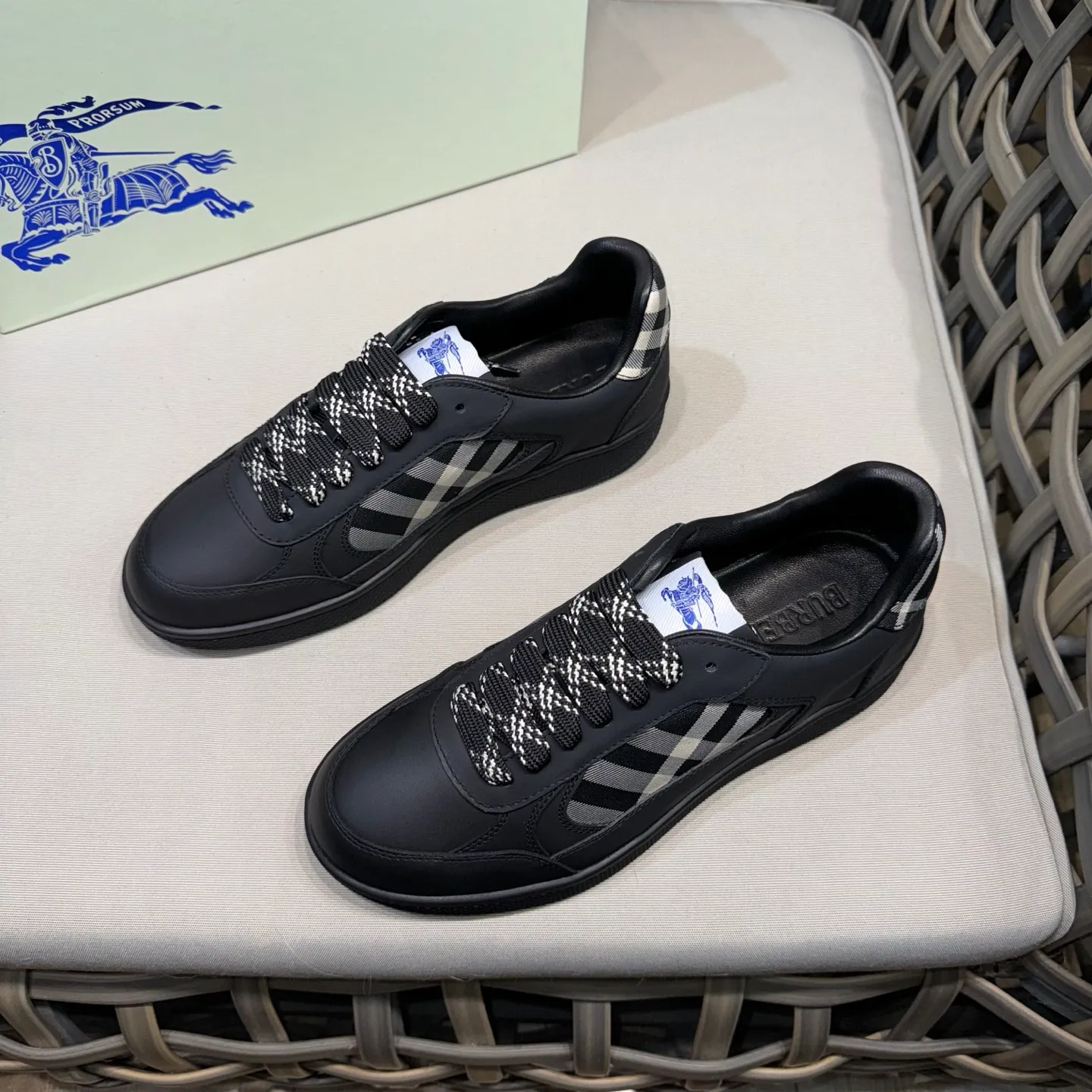 [Burberry] Top P: 680💰Size: 38-44 (45.46 custom-made) Burberry official website synchronized men's classic low-top sneakers | Made of original first-layer cowhide | Decorated with renewed brand logo | First-layer cowhide lining | Heel decorated with Burberry letter embossed logo | Original TPU outsole.